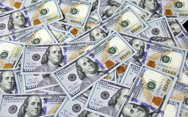 Dolarul american scade sub 9 coroane suedeze pentru prima dată în patru ani: Cauze și implicații