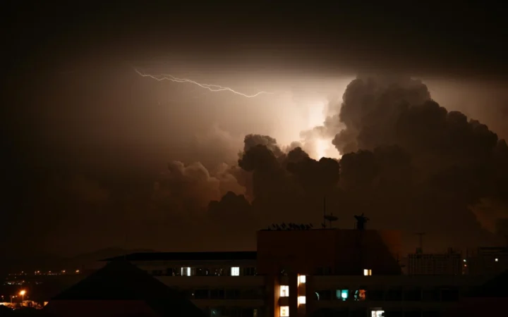 Kiev în întuneric total: Blackout complet și haos în infrastructură după ofensiva rusă