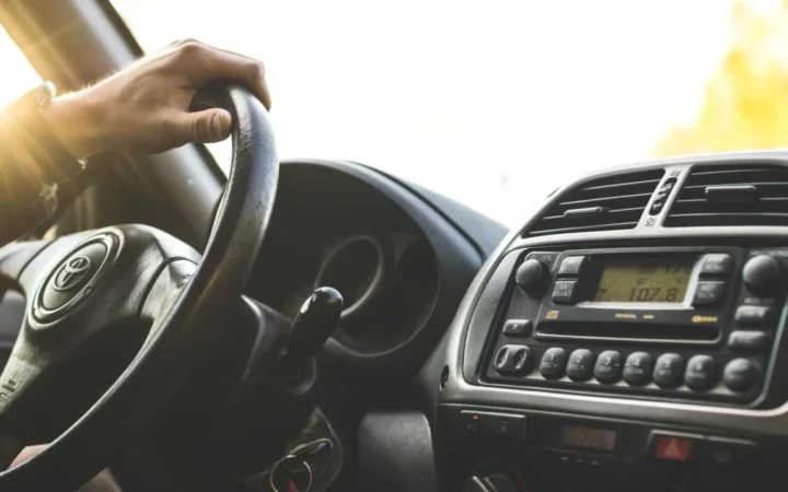 Cum Știm Când Trebuie Să Oprim Părinții Îmbătrâniți Să Mai Conducă?