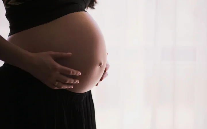 FDA Dă Undă Verde Vaccinului Pfizer Împotriva RSV la Gravide – O Decizie Care Împarte America