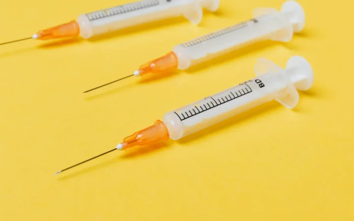 Academia Americană de Pediatrie Sfidează Reforme Federale și Insistă pe Vaccinarea Agresivă – Părinții Sunt Ignorați?