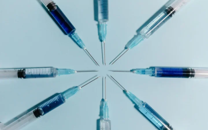Pediatrii Americani Sfidează Reforma Federală: Vaccinarea Agresivă Continuă, Părinții Sunt Ignorați?