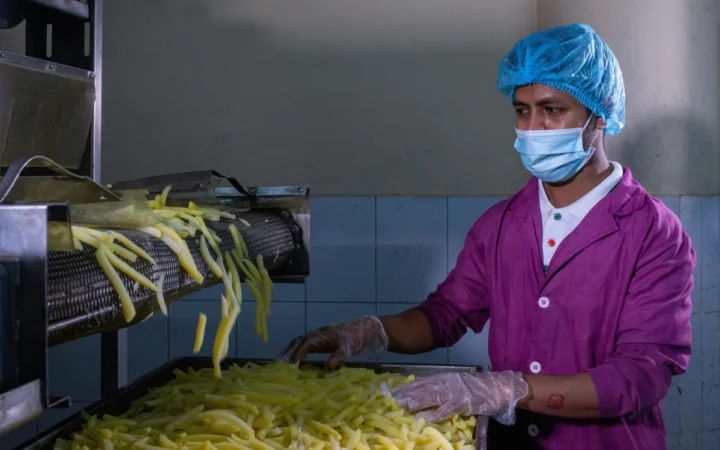Guvernatorul Newsom interzice anumite alimente ultraprocesate și coloranți sintetici pentru a proteja sănătatea californienilor