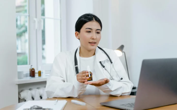 NHS interzice tratamentele hormonale pentru minorii cu disforie de gen, invocând lipsa dovezilor privind siguranța