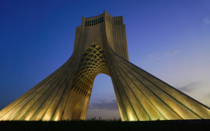 Iranul Surprinde Lumea: Rezistă Mult Peste Așteptări în Primele Zile de Conflict