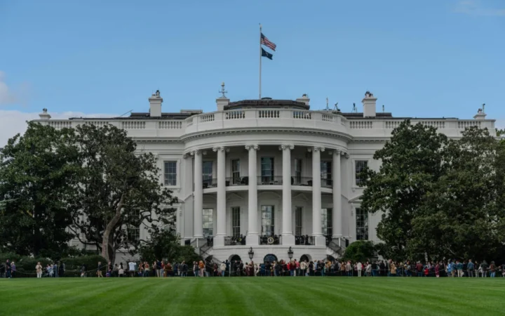 Donald Trump, împiedicat de un oficial militar să acceseze codurile nucleare în Biroul Oval