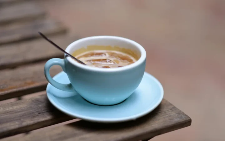 Două-trei cești de cafea pe zi pot reduce riscul problemelor de sănătate mintală, arată un studiu amplu
