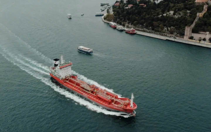 Administrația Trump prelungește excepția pentru petrolul rusesc: Piața energetică globală reacționează la schimbarea de ultim moment