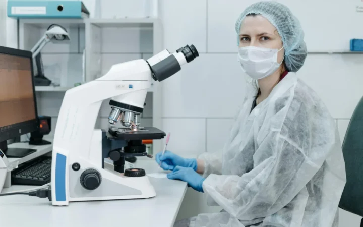 Date oficiale din SUA indică o posibilă creștere a riscului de cancer după vaccinarea anti-COVID