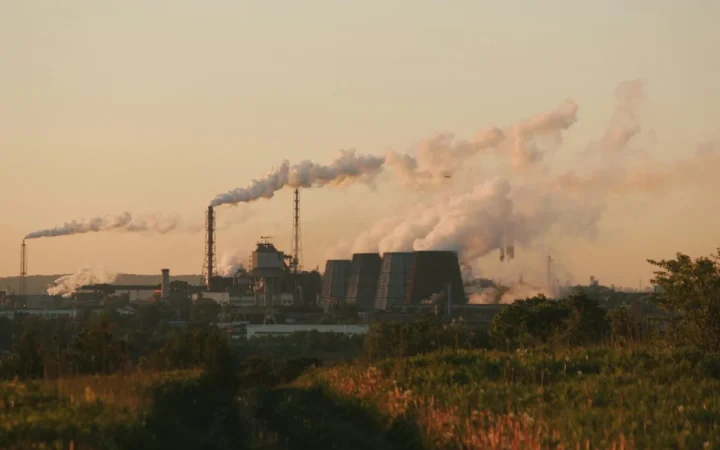 Europa își lovește industria prin măsuri climatice, în timp ce SUA propulsează economia pe combustibili fosili