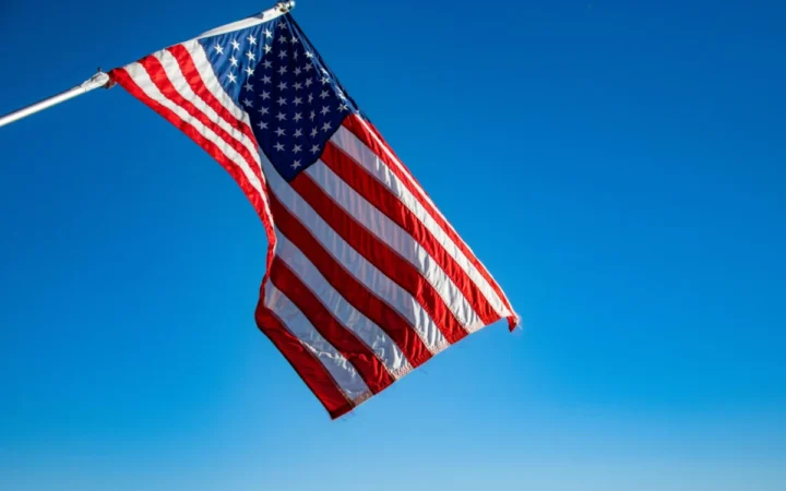 JP Sears ia peste picior patriotismul american… cu o șapcă de Israel pe cap!