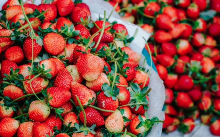 Alimentele din Suedia, sub lupa pesticidelor periculoase: ce riscuri ascund fructele și legumele din supermarketuri?