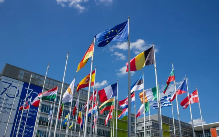 Europenii își pierd încrederea în SUA: 73% vor ca UE să acționeze independent