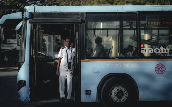 Șoc pe o linie de autobuz din Stockholm: o șoferiță ia atitudine și devine virală