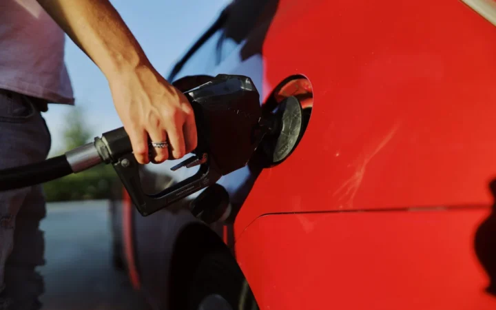 Majoritatea suedezilor sprijină reducerea taxelor la carburanți – Cine sunt cei mai mari susținători?