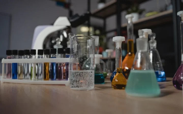 Studiu alarmant: Peste 100 de substanțe chimice detectate în corpurile gravidelor americane, risc potențial pentru sănătatea copiilor