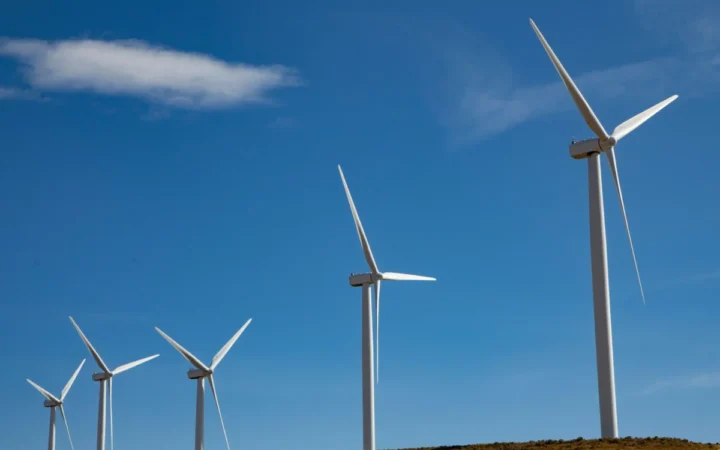 Suedia propune ca vecinii turbinelor eoliene să poată obliga companiile să le cumpere casele dacă scad în valoare