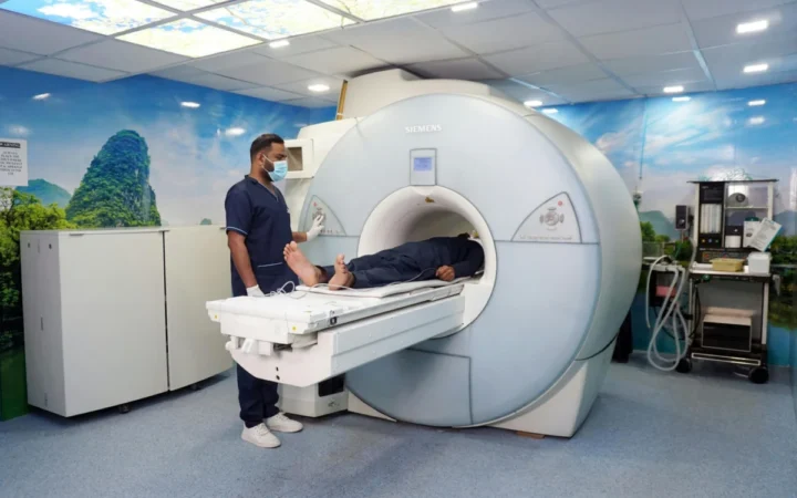 Studiu Inovator la Uppsala: Magnetoterapia Theta-Burst Intensivă Testată pe Adolescenți cu Depresie Severă Rezistentă la Medicamente
