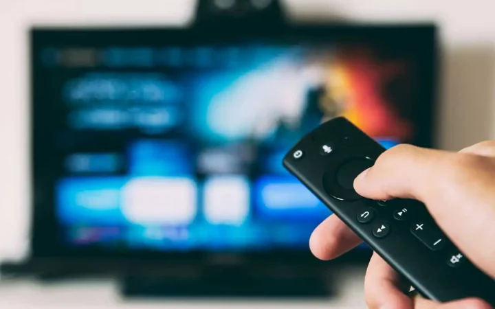 Viitorul televiziunii: De ce tot mai mulți români renunță la cablul clasic pentru iptv romania?