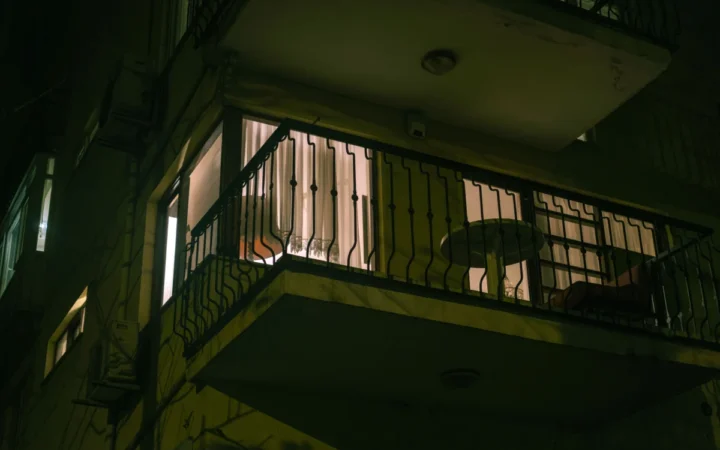 Teroare pe balcon: un bărbat gol și drogat a amenințat un vecin cu cuțitul – tatăl riscă să piardă locuința!