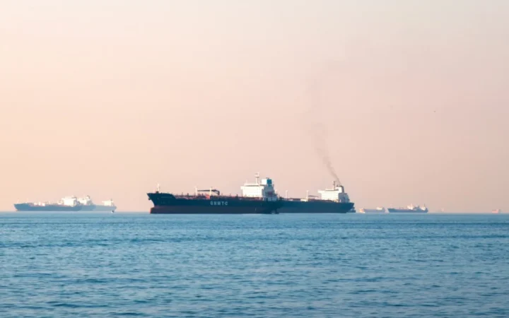 Petrolul Brent trece de 100 de dolari pe fondul atacurilor cu drone și al tensiunilor SUA-Iran-Arabia Saudită