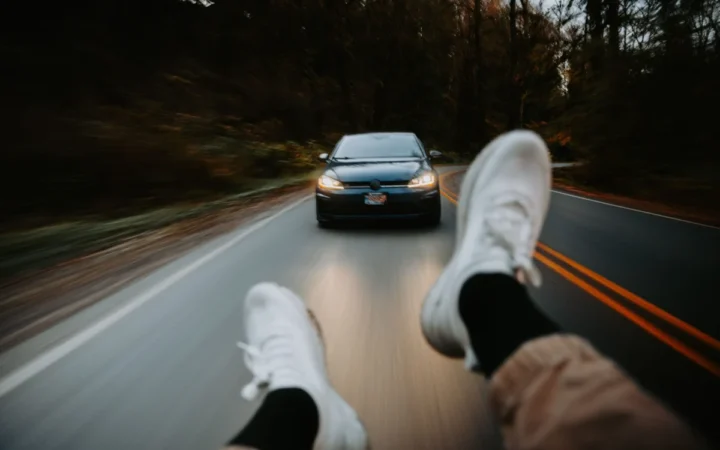 De ce „To Live and Die in L.A.” Rămâne Definiția Filmului Polițist cu Agenți și Hoți în Los Angeles