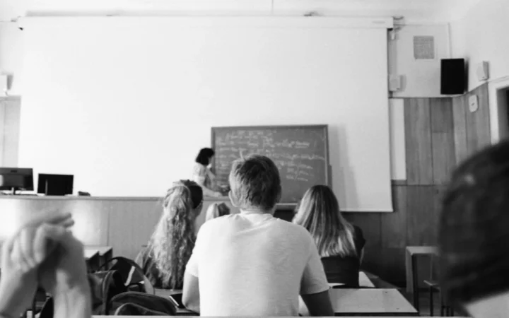 Tabla inteligentă de la iFlytek care transformă scrisul de mână al profesorului în grafice și modele 3D, prezentată la WAIC 2024