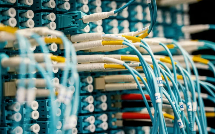 Ofgem Vrea Să Impună Taxe și Reguli Noi pentru Datacenterele din UK pe Fondul Creșterii Cererii de AI și Cloud