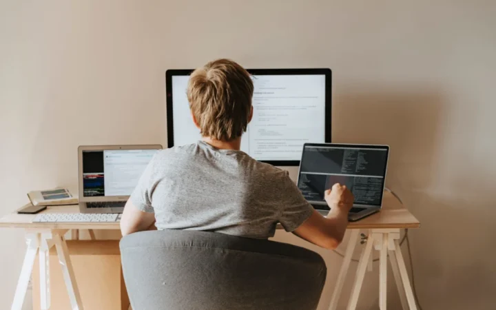Danemarca Introduce Supraveghere pe Laptopuri pentru a Combate Frauda cu Inteligență Artificială în Școli