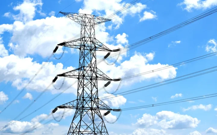 Defecțiuni tehnice la o linie electrică privată, cauza probabilă a incendiului devastator din Boiotien-Attika, indică raportul preliminar