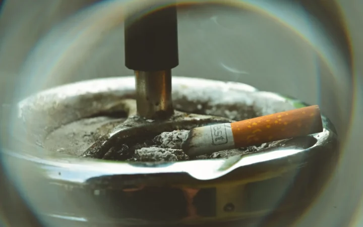 Consumul de nicotină crește riscul de anxietate și depresie la adolescenți, fetele fiind cele mai afectate