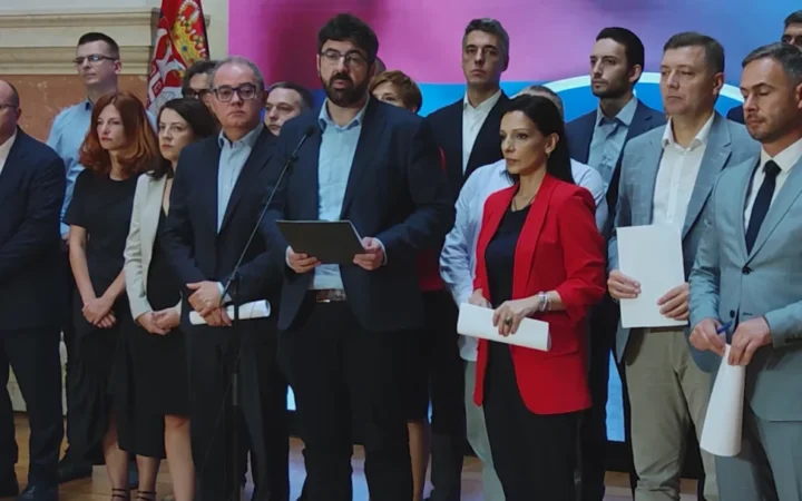 Sase partide din afara parlamentului suedez s-au confruntat dur pe tema migrației, economiei și a viitorului Suediei la o dezbatere televizată istorică