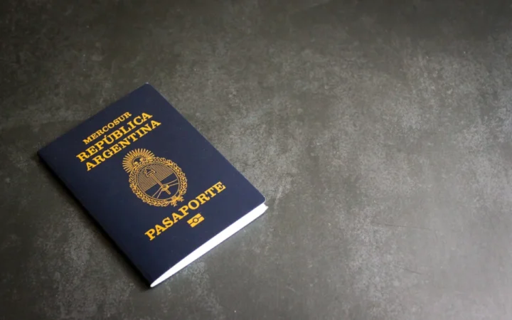 Moderaterna propun cetățenie suedeză în doar 5 ani pentru imigranții bine integrați