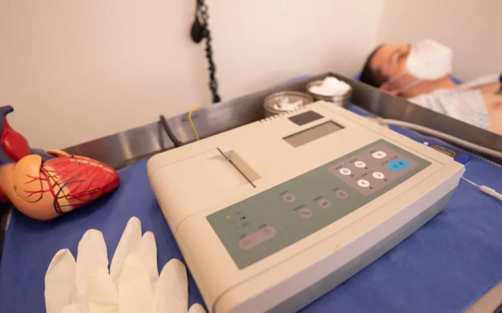 Fost director FDA confirmă decese de copii cauzate de miocardită după vaccinarea COVID-19: „O gravă eroare să vaccinați copiii sănătoși”