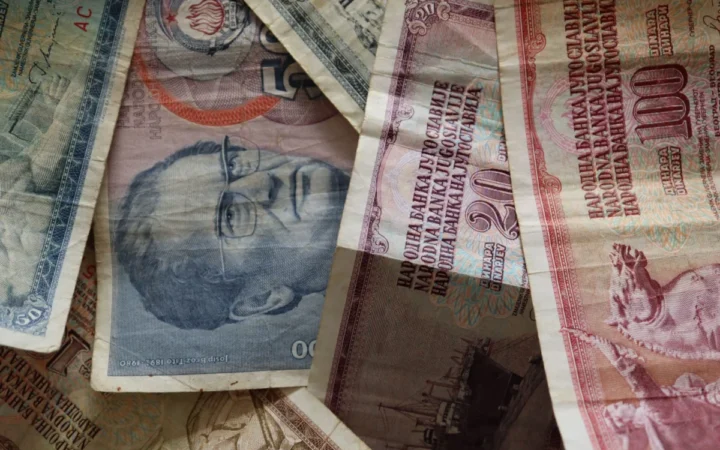 Retragerea Masivă a Depozitelor: Tactica prin care Cetățenii Pot Speria Elita Bancară