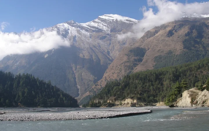 Inundații catastrofale în Nepal: peste 330 de morți și mii de persoane dispărute